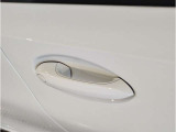 【コンフォートアクセス】ドアノブの内側に手を入れるとドアロック解除。ドアノブの表面にある凹凸部分に触れるとドアロック施錠が可能となります。施錠の際に長押しでドアミラー格納やウインドウを閉める事も可能☆