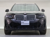 【キドニーグリル】BMWの代名詞。一目見ただけでBMWであると認識できる確固たるアイコンとして存在感を放ちます。