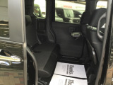 後席もゆったり乗車していただけます。シートバックテーブル付です。
