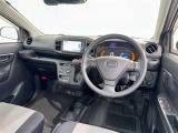 運転席まわりです。 各操作スイッチは使いやすい位置に配置されてます。