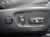 運転席はパワーシートなのでお好みのドライビングポジションに調整可能です♪