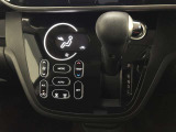 左右独立温度コントロールフルオートエアコンです。運転席、助手席それぞれで独立して温度設定ができます。冷え性の方が乗っても安心ですね♪