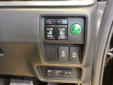 パワースライドドアの開閉はスマートキーのリモコンやドアノブは勿論、運転席側のスイッチ操作でも開閉ができ、安全・簡単です。
