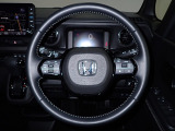 ハンドル左側にはオーディオ操作が出来るオーディオリモートコントロールスイッチ、右側にはHonda SENSINGとオートクルーズコントロールのスイッチを装備!