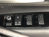 パワーウィンドのスイッチです。運転席に座りながら、助手席や後席の窓を開け閉めできるので大変便利ですよ。
