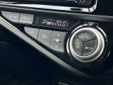 オートエアコンで車内快適♪ご希望の温度に設定すれば風向きや風量を自動で調整してくれますよ!