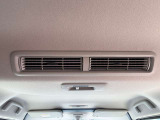☆リアシーリングファン☆空気を循環し後部座席にもしっかり温度の調節が行えますのでお子様やご家族の方も快適にお過ごしいただけます♪
