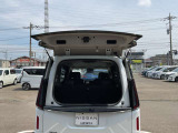 セレナ自慢の、ガラスハッチ。奥行きの狭い駐車場でも、荷物の出し入れが可能です!