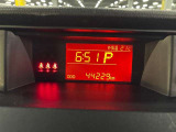 視認性に優れたメーターを採用しており、走行中でも車速や情報が分かりやすく表示されます。運転時の視線移動をむりのない範囲に抑え、快適で安心感のあるドライブをサポートします。