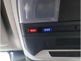 専用ボタンでコールセンターへ接続。状況に応じて緊急車両の要請やロードサービスの取次ぎを行います。重大事故の際は自動的にコールセンターにつながり、緊急車両やドクターヘリを要請します。(要申込)