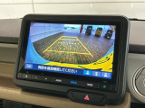 リバースギアに入れるだけで後方の表示へ切り替わります。夜間や雨の日の駐車も楽になりますよ。