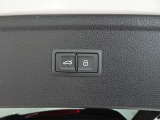 両手がふさがるほどの荷物があるとき、とても便利なオートマチックテールゲートが装備されております。