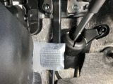 パーキングブレーキはフット式なので運転席と助手席の間はすっきり、移動も楽々です。さっと手が届く位置にATセレクトレバーやエアコンスイッチなどがあり操作性に優れています