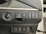 バックドアは電動で開閉できます!大きな車ですのでバックドアも大きく、重くなります。小柄な方だと閉める時が大変。この【ハリアー】ならバックドアのスイッチはもちろん、運転席やスマートキーのリモコンからも開