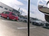 運転席側フロントドアとリアドアにキズがあります。