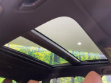 【サンルーフ】開放感たっぷりの希少装備、サンルーフが装着されています!車内に明かりを取り入れたり景色を楽しむ以外にも、車内の空気も簡単に換気できて快適です!