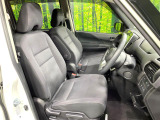 運転席まわりには十分なスペースがあり、大柄な方でもゆったり運転していただける環境です。