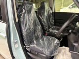 クッション性とホールド性を備えたコンビシートで、自然な姿勢を保て長時間の運転も疲れにくいです♪