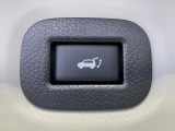 【パワーバックドア】スマートキーや運転席のボタンを押すだけでリアゲートが自動で開閉します!荷物を持っている時や、高い位置にあるバックドアを閉める際に便利な機能です♪