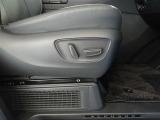 パワーシート搭載。微妙な調整が手軽にでき、ピッタリのポジションで運転することが可能です。