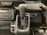 CVT車のセレクトレバーです。低速から高速まで、変速ショックのないスムーズな走りを実現するとともに、エンジン効率のよい領域を維持することで燃費にも貢献します。