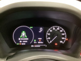 ハイブリット車専用のメーターです。右側の大型スピードメーターに加え、ステアリングスイッチを使って左のマルチインフォメーション・ディスプレイで燃費や動力伝達などの情報が見れるようになっています。