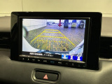 リバースギアに入れるだけで後方の表示へ切り替わります。夜間や雨の日の駐車も楽になりますよ。
