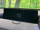 【12.3インチマツダコネクト】車内の雰囲気にマッチした大型ディスプレイ。スマホ接続でのナビ使用やBluetooth再生等、様々な機能が楽しめます。直感的なダイヤル操作が可能で、使い勝手も良好です。