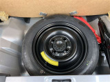 近年、パンク修理キット装着車が増えておりますが、タイヤ側面の損傷やタイヤがホイールから外れた場合はやっぱりスペアタイヤが安心です。