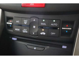 フルオートエアコンが装備されています!お好みの温度設定をするだけでエアコンの風量やモードの切り替えを自動でコントロールしてくれます!ユーザーの操作が少なく燃費走行にもつながります!