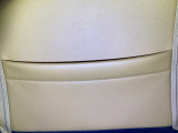 シートバックポッケト。散乱しがちな小物を収納するのに便利です。