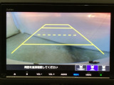バックでの車庫入れも安心です!リアカメラが付いているバックモニター付のナビを装備しております。操作線もついており距離感も画面から確認できます。