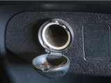 専用ソケットをご用意して頂くとスマートフォン等の充電が出来、便利です。