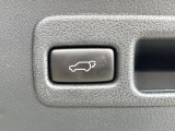【パワーバックドア】スマートキーや運転席のボタンを押すだけでリアゲートが自動で開閉します!荷物を持っている時や、高い位置にあるバックドアを閉める際に便利な機能です♪