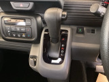 自然に手が届き、操作性の良いインパネシフトに、パーキングブレーキは、フットブレーキタイプなので、運転席と助手席の間はすっきりしています。
