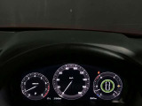 【アクティブ・ドライビング・ディスプレイ】フロントガラスにルートや車速などの情報を表示し、ドライバーの視線移動と、焦点調整の 時間をさらに短縮する事で、わき見のリスクを低減し ます。