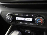 温度コントロールフルオートエアコンです。運転席で温度設定ができます。冷え性の方が乗っても安心ですね♪