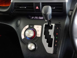 車内を快適に、オートエアコンを装備しています。
