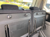 座面裏にはフックがあり荷物をかけることができ便利ですよ♪