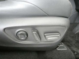運転席パワーシート搭載。微妙な調整が手軽にでき、ピッタリのポジションで運転することが可能です。