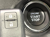 【キーレススタートシステム】カバンやポケットに入れたままでもドアの施錠・解錠が可能なスマートキーを装備。エンジンのオン・オフ時もカギを取り出す必要が無いからとっても便利です♪