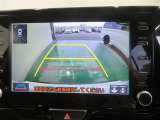 車両後方の映像を映すバックモニター。進路を確認しながら安全に車庫入れできます。