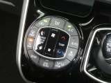 【オートエアコン】車内温度を感知して自動で温度調整をしてくれるのでいつでも快適な車内空間を創り上げます!どの席に座っても快適なドライブが楽しめます♪