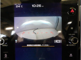 ■人気のフロントビューモニター装備。フロントグリルのカメラ映像を11.6インチディスプレイに表示。自車の前方の様子が確認可能です。見通しの悪い交差点や駐車・発進時などの前方確認をサポートします。