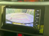 【バックカメラ】駐車時に後方がリアルタイム映像で確認できます。大型商業施設や立体駐車場での駐車時や、夜間のバック時に大活躍!運転スキルに関わらず、今や必須となった装備のひとつです!