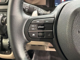 ステアリングにオーディオ操作スイッチが付いています。オーディオ画面に直接タッチしなくても操作が出来ますので、運転に集中できます。