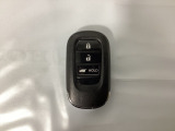 スマートキーを装備しています。鍵を差し込むことなくドアロックの開け閉めと、スタートボタン操作でのエンジンスタートができます。ボタン操作でトランクが開けられる電動テールゲートのボタンもついています。