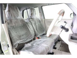 フロントベンチシートだから運転席足元もゆったり、広々快適です♪