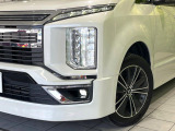 【LEDヘッドライト】悪天候や夜間走行時も良好な視界を確保し安心して運転できる高輝度LEDヘッドライトを装備!点灯速度が早く、消費電力も抑えられています。