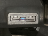ハンドルの左下にETCがついています。高速道路の料金所の通過も楽々です!。 カードの取り出しもしやすい場所についています。
